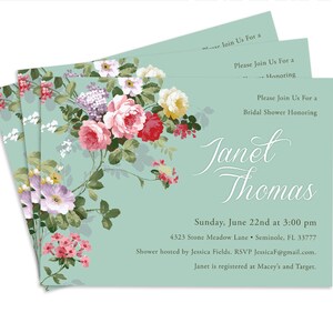Puede incluir: Una invitaci&oacute;n de ducha nupcial azul verdoso con un dise&ntilde;o floral con rosas rosas, rojas y blancas. La invitaci&oacute;n dice "Please Join Us For a Bridal Shower Honoring Janet Thomas" e incluye la fecha, la hora y la ubicaci&oacute;n del evento.