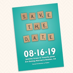 Puede incluir: Invitación "Save the Date" con fondo turquesa y texto blanco. El texto está dispuesto en una cuadrícula utilizando fichas de Scrabble para deletrear "Save the Date". La fecha 08-16-19 está escrita en blanco debajo de las fichas. Los nombres Jasmine Green & Timothy Jones están escritos debajo de la fecha, seguidos del texto "Are Getting Married in Boulder, CO". El texto "Formal Invitation to Follow" está escrito en la parte inferior de la invitación.