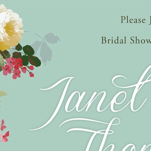 Puede incluir: Una invitaci&oacute;n azul claro con un dise&ntilde;o floral con flores amarillas y rosas. El texto "Please Join" y "Bridal Shower" est&aacute; impreso en texto marr&oacute;n. El nombre "Janet" est&aacute; escrito en cursiva blanca.