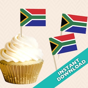 Könnte beinhalten: Drei Cupcake-Topper mit der südafrikanischen Flagge. Die Flagge ist rot, gelb, grün und blau mit einem schwarzen Dreieck in der Mitte. Die Topper befinden sich auf einem weißen Hintergrund mit einem Cupcake im Vordergrund.