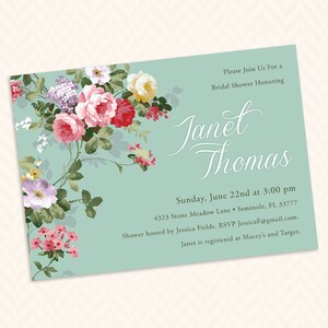 Puede incluir: Una invitaci&oacute;n de color azul claro para una despedida de soltera con un dise&ntilde;o floral. La invitaci&oacute;n incluye el texto "Please Join Us For a Bridal Shower Honoring Janet Thomas" y los detalles del evento, incluyendo la fecha, la hora, la direcci&oacute;n y la informaci&oacute;n de RSVP.