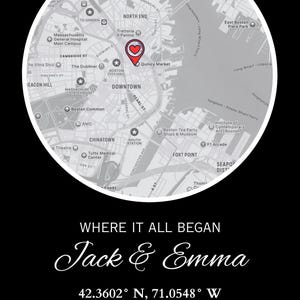 Może przedstawiać: Czarno-biała mapa Bostonu, Massachusetts, z markerem w kształcie serca nad Quincy Market. Tekst "Where It All Began", imiona "Jack & Emma" oraz data 12 maja 2019 roku są również wyświetlane.
