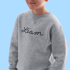 Peutersweater met geborduurde naam. Borduurwerk met kettingsteek. Gepersonaliseerd cadeau voor kinderen. Op maat geborduurde trui met kettingsteek