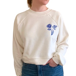 Personalized Birth Month Flower Sweatshirt, Chain Stitch Embroidery Birth Flower Bouquet Shirt, Custom Kids Birthday Crewneck Gift for Mom image 2