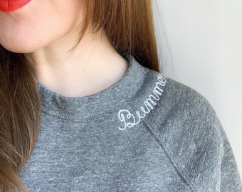 Gepersonaliseerd sweatshirt voor volwassenen met kraagbelettering. Monogram cursieve naam halslijn. Gepersonaliseerde cadeau. Aangepaste Sweatshirt borduurwerk