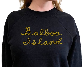 Gepersonaliseerd sweatshirt voor volwassenen met kraagbelettering. Overhemd met stadsnaam en cursieve halslijn. Gepersonaliseerde cadeau. Aangepaste Sweatshirt borduurwerk