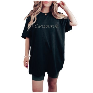 Op maat geborduurd shirt met handgeschreven naam. Oversized T-shirt gepersonaliseerd met kettingsteekborduurwerk.
