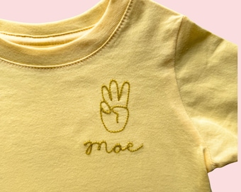 Chainstitch Embroidered Toddler Shirt, Third Birthday Shirt with Name, Custom Kids Birthday T-Shirt, Hand Holding up Fingers Shirt