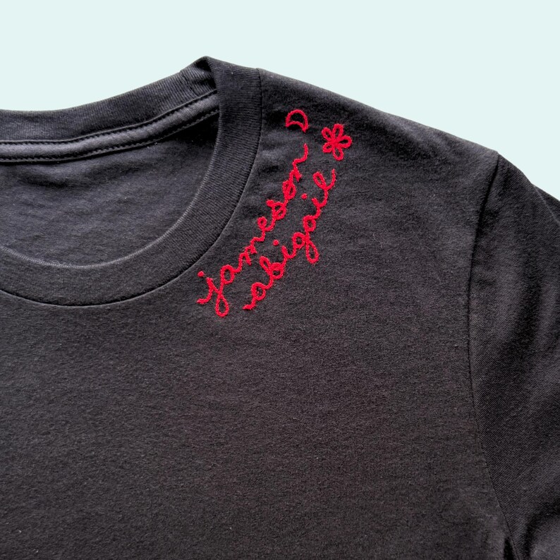 Camisa personalizada para mujer con monograma. Camisa personalizada de cuello redondo con bordado en el escote. Camiseta con nombre bordado en letra cursiva. imagen 14