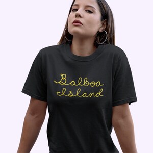 Camisa personalizada para mujer con monograma. Camisa personalizada de cuello redondo con bordado en el escote. Camiseta con nombre bordado en letra cursiva. imagen 8