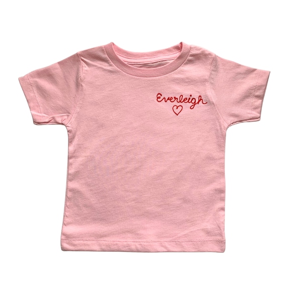 Camiseta con nombre de nina. Camisa con nombre de nino. Camisas personalizadas para ninos pequenos. Regalo de baby shower. Camisa de cumpleanera. Camiseta de cumpleanos para nino. Camiseta personaliza...