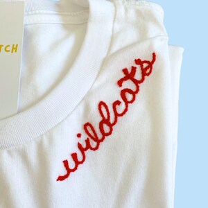 Camisa personalizada para mujer con monograma. Camisa personalizada de cuello redondo con bordado en el escote. Camiseta con nombre bordado en letra cursiva. imagen 19