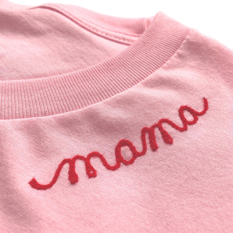 Camisa personalizada para mujer con monograma. Camisa personalizada de cuello redondo con bordado en el escote. Camiseta con nombre bordado en letra cursiva. imagen 18