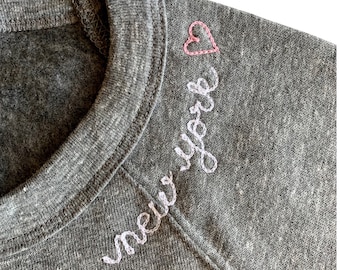 Gepersonaliseerd sweatshirt voor volwassenen met kraagbelettering. Overhemd met stadsnaam en cursieve halslijn. Gepersonaliseerde cadeau. Aangepaste Sweatshirt borduurwerk