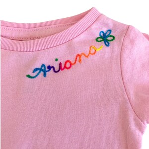 Camisa personalizada para mujer con monograma. Camisa personalizada de cuello redondo con bordado en el escote. Camiseta con nombre bordado en letra cursiva. imagen 20