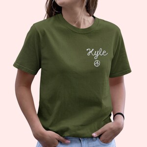 Camisa personalizada para mujer con monograma. Camisa personalizada de cuello redondo con bordado en el escote. Camiseta con nombre bordado en letra cursiva. imagen 12