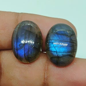 Cabujón de labradorita natural – Azul brillante – Piedra suelta pulida. (18 x 13 x 6,50 mm) (25,50 quilates)