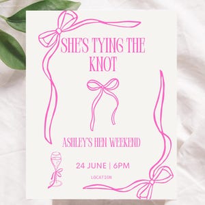 Puede incluir: Una invitación de color crema con texto e ilustraciones en rosa. El texto dice "SHE'S TYING THE KNOT" y "ASHLEY'S HEN WEEKEND" con la fecha y hora. Ilustraciones de lazos y cintas rosas enmarcan el texto.