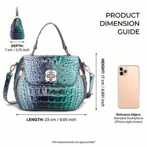 Puede incluir: Un bolso con estampado de cocodrilo en azul y verde, asa superior y cierre de tr&eacute;bol plateado. Mide 23 cm de largo, 17 cm de alto y 7 cm de profundidad, mostrado junto a un tel&eacute;fono inteligente para proporcionar una referencia de tama&ntilde;o.