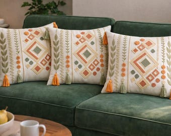 Haft tkacki, ręcznie tkana bawełniana poszewka na poduszkę, poduszka kilim w stylu boho tribal, haftowane frędzle jako dekoracja domu