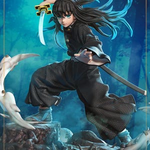 以下が含まれることがあります： アニメ「鬼滅の刃」のキャラクターのダイナミックなフィギュア。 金色の柄の刀を振りかざし、アクションポーズをとっている。 キャラクターは黒い衣装に身を包み、青いハイライトの長い髪をなびかせている。 背景は青い、様式化された森。