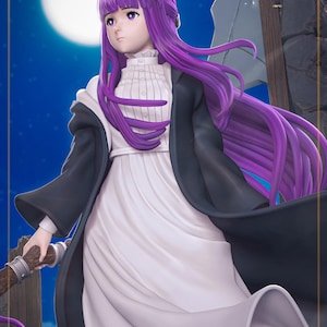 Puede incluir: Figura detallada de un personaje con largo cabello púrpura y un vestido blanco, con una capa negra. La figura sostiene un bastón, sobre un cielo nocturno con luna llena. La estética general es de fantasía.