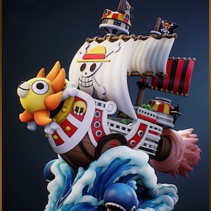 Puede incluir: Figura detallada de un barco navegando sobre una ola. El barco tiene una vela blanca con un diseño de calavera y tibias cruzadas, banderas a rayas rojas y negras y una figura de proa amarilla y roja. El barco navega sobre una ola azul con una ballena.