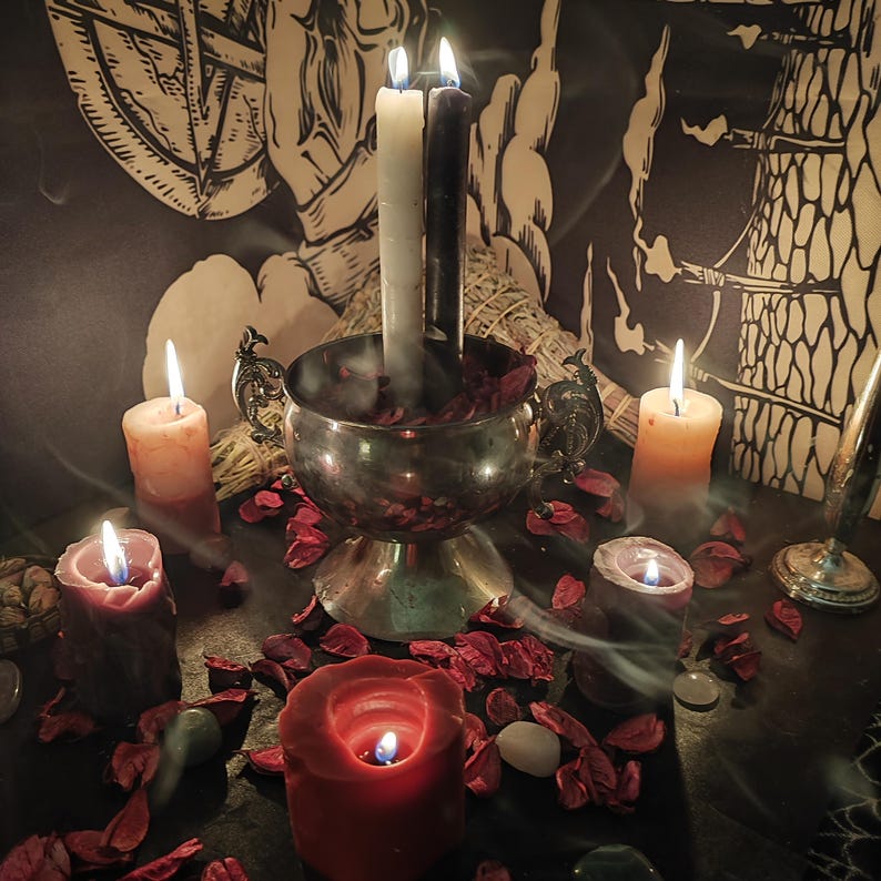 K&ouml;nnte beinhalten: Eine mystische Szene mit brennenden Kerzen in verschiedenen Gr&ouml;&szlig;en und Farben, darunter Wei&szlig;, Schwarz und Rot. Eine silberne Schale enth&auml;lt Rosenbl&auml;tter und weitere Kerzen. Der Hintergrund zeigt einen Wandteppich mit okkulten Symbolen, der eine spirituelle Atmosph&auml;re schafft.