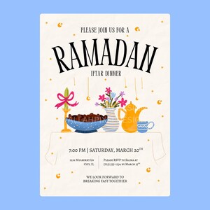 Op de afbeelding: Een uitnodiging voor een Ramadan Iftar-diner. De uitnodiging bevat het woord "RAMADAN" in grote, gestileerde letters. Het bevat illustraties van een kandelaar, een kom met dadels, een vaas met bloemen en een theepot. De tekst bevat de datum, tijd en RSVP-informatie.