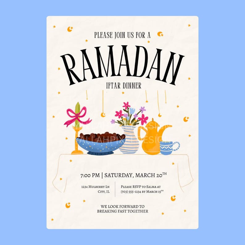 Op de afbeelding: Een uitnodiging voor een Ramadan Iftar-diner. De uitnodiging bevat het woord "RAMADAN" in grote, gestileerde letters. Het bevat illustraties van een kandelaar, een kom met dadels, een vaas met bloemen en een theepot. De tekst bevat de datum, tijd en RSVP-informatie.