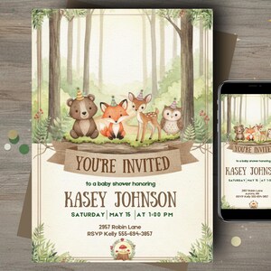 Könnte beinhalten: Eine Babyparty-Einladung mit Waldtieren: einem Bären, einem Fuchs, einem Reh und einer Eule. Die Einladung lautet "YOU'RE INVITED" und enthält Details für Kasey Johnsons Babyparty, einschließlich Datum, Uhrzeit und Ort. Ein Smartphone zeigt das gleiche Design.