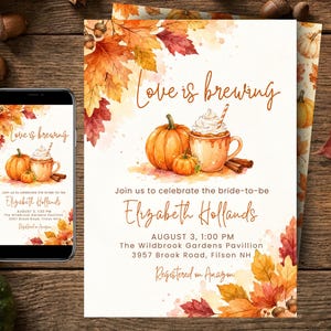 Könnte beinhalten: Eine Einladungskarte für eine Brautparty und ein Smartphone mit demselben Design, mit herbstlichen Blättern, Kürbissen, einer Tasse Kaffee mit Schlagsahne und dem Text Love is brewing, Join us to celebrate the bride-to-be Elizabeth Hollands.