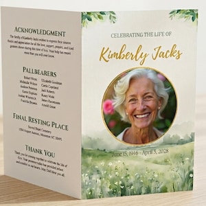 Peut inclure: Une carte commémorative avec le texte "Célébrant la vie de Kimberly Jacks" en script doré. La carte présente une photo d'une femme souriante, avec du texte énumérant les porteurs et une reconnaissance. La date de naissance et de décès sont également incluses.