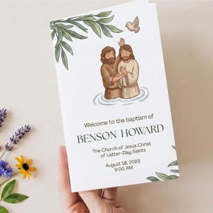 Puede incluir: Una tarjeta de programa de bautismo blanca con una ilustración de un bautismo en el agua y una paloma. El texto dice: Welcome to the baptism of BENSON HOWARD, The Church of Jesus Christ of Latter-Day Saints, August 18, 2029, 9:00 AM.