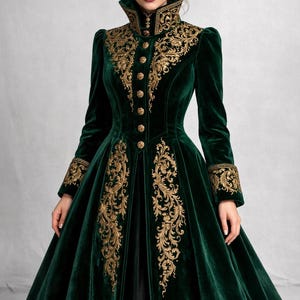 Könnte beinhalten: Ein langes, smaragdgrünes Samtkleid mit aufwendiger goldener Stickerei. Das Kleid hat einen hohen Kragen, lange Ärmel und einen weiten Rock. Goldene Details zieren Kragen, Manschetten und Oberteil und sorgen für einen königlichen und eleganten Look.