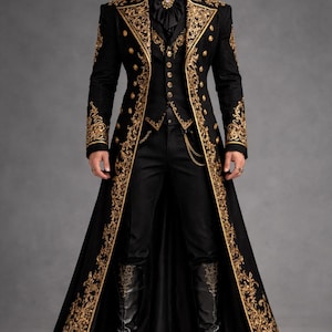 Puede incluir: Un conjunto negro y dorado bordado que incluye abrigo, chaleco y pantalón. El abrigo largo presenta detalles dorados ornamentados en los bordes y las mangas. El chaleco tiene botones dorados y una cadena decorativa. El atuendo se completa con botas negras.