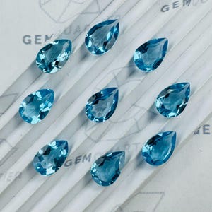 Puede incluir: Un letrero de madera rústica con el texto "Welcome to our home" en letras blancas. El letrero presenta un acabado envejecido y un diseño simple y acogedor, perfecto para la decoración de la entrada.