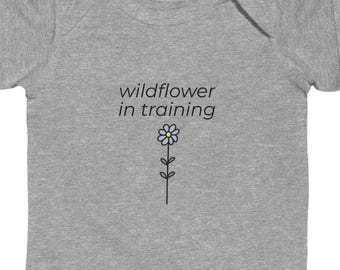Body infantil "Wildflower In Training", body botânico para bebê, conjunto combinando para mãe e bebê, presente neutro para chá de bebê, roupa floral para bebê