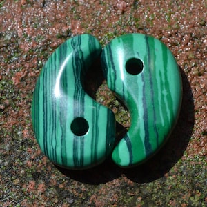 Malachite magatama MG159