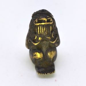 Phra pidta meditating monk amulet BD384