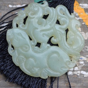 Beautiful green agate bi pendant with Phoenix and Kylin BI148a