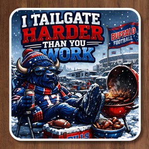 Puede incluir: Adhesivo cuadrado con una escena invernal que presenta una mascota de búfalo azul con una camiseta de los Bills, gafas de sol y un sombrero. El texto dice "I Tailgate Harder Than You Work". También se ven una parrilla roja y una bandera de los Bills.