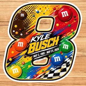 Pode incluir: Um autocolante colorido em forma do número 8, com o nome "KYLE BUSCH" e as datas "MAY 2, 1985 - MAY 21, 2026." O design incorpora uma mistura vibrante de cores, doces M&M's e um padrão de bandeira quadriculada.