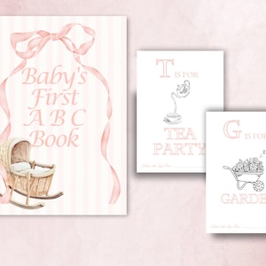 Puede incluir: Un conjunto de tres impresiones artísticas en acuarela. La impresión más grande es un libro ABC para bebés con un lazo rosa y una cuna. Las otras dos impresiones dicen "T is for Tea Party" y "G is for Garden".