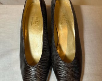 Czółenka Bally Vintage 90s w kolorze brązowym, z teksturą skóry groszkowanej, na obcasie i z półszpiczastym noskiem, rozmiar 6,5