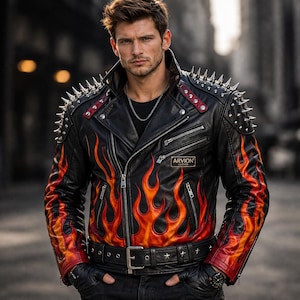 Peut inclure: Veste en cuir noire avec un motif de flammes orange et rouge. La veste est ornée de pointes argentées sur les épaules, d'une ceinture à boucle étoile et du logo "ARVION LEATHER". Fermeture éclair et plusieurs poches.