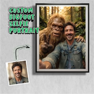 Op de afbeelding: Een ingelijst portret van een persoon die een selfie maakt met een bruin, harig Bigfoot-wezen in een bos. De tekst CUSTOM BIGFOOT SELFIE PORTRAIT staat in groene letters. Een kleine foto toont dezelfde persoon in een spijkerjasje.