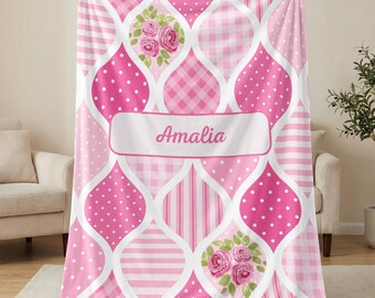 Spersonalizowany koc z różami, pled w stylu shabby chic z własnym imieniem | Aksamitny pluszowy prezent na Dzień Matki 2026 dla niej i do pokoju dziecięcego dla dziewczynki
