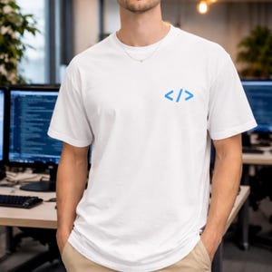 Broderad utvecklar-T-shirt - minimalistisk kod-tagg-symbol - programmerare-gåva - mjukvaruingenjör-tekniker-T-shirt - broderad logotyp