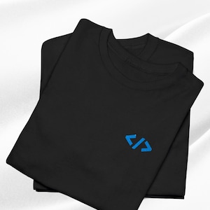 Puede incluir: Dos camisetas negras dobladas y apiladas. Las camisetas tienen un símbolo de código azul en la parte delantera. Las camisetas son probablemente de algodón. El fondo es blanco.